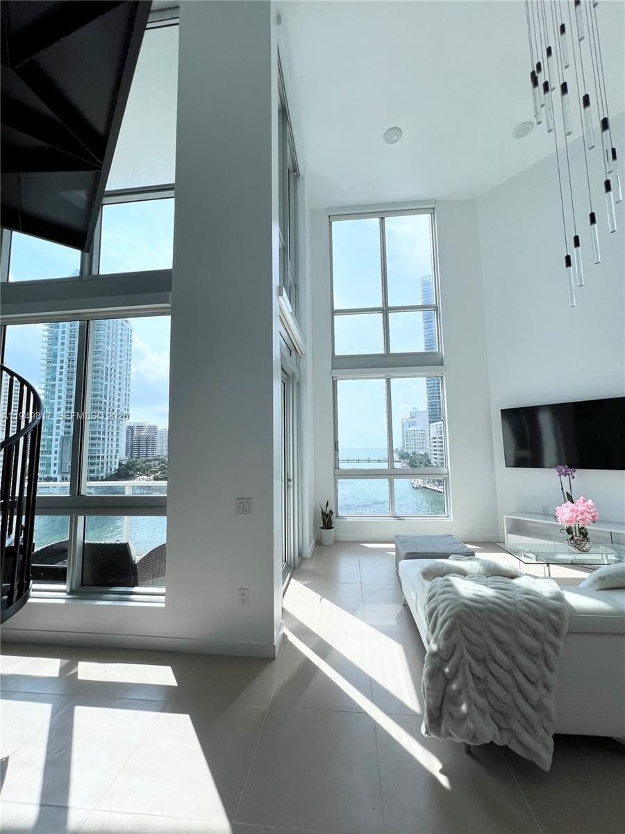 300 S Biscayne Blvd # 814, Miami FL 33131 — 15