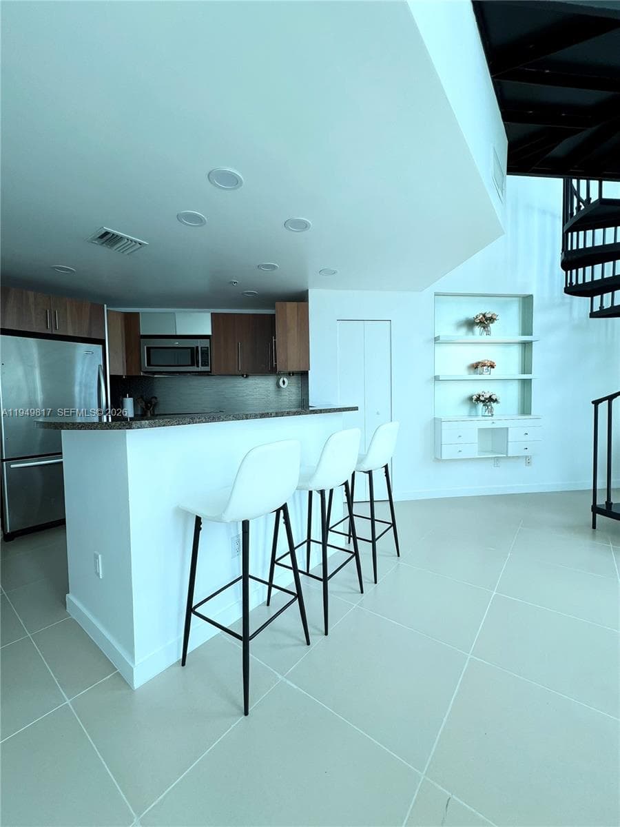 300 S Biscayne Blvd # 814, Miami FL 33131 — 19