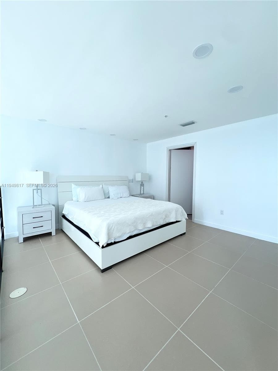 300 S Biscayne Blvd # 814, Miami FL 33131 — 8