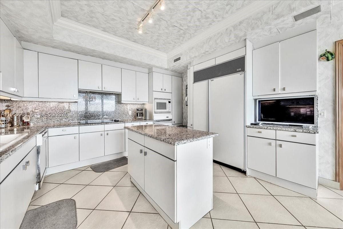 10101 Collins Ave # 16B, Bal Harbour FL 33154 — 45
