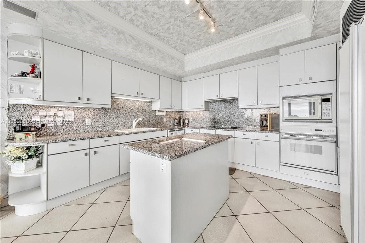 10101 Collins Ave # 16B, Bal Harbour FL 33154 — 39