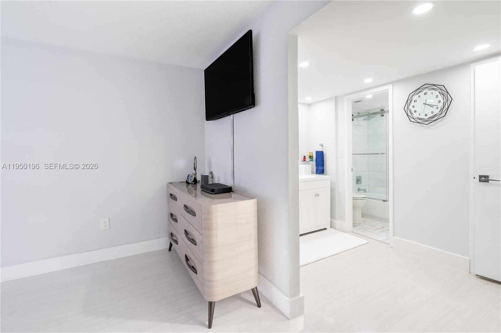 5701 Collins Ave # 1417, Miami Beach FL 33140 — 24