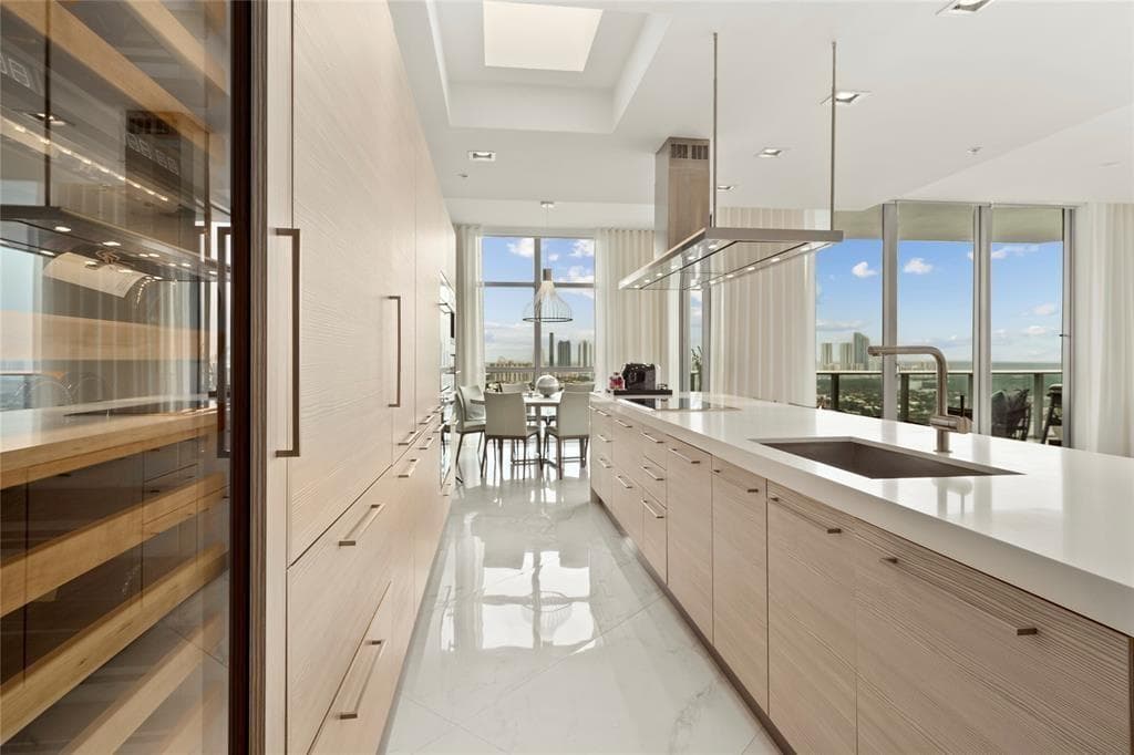 17301 Biscayne Boulevard # 7, Aventura FL 33160 — 7