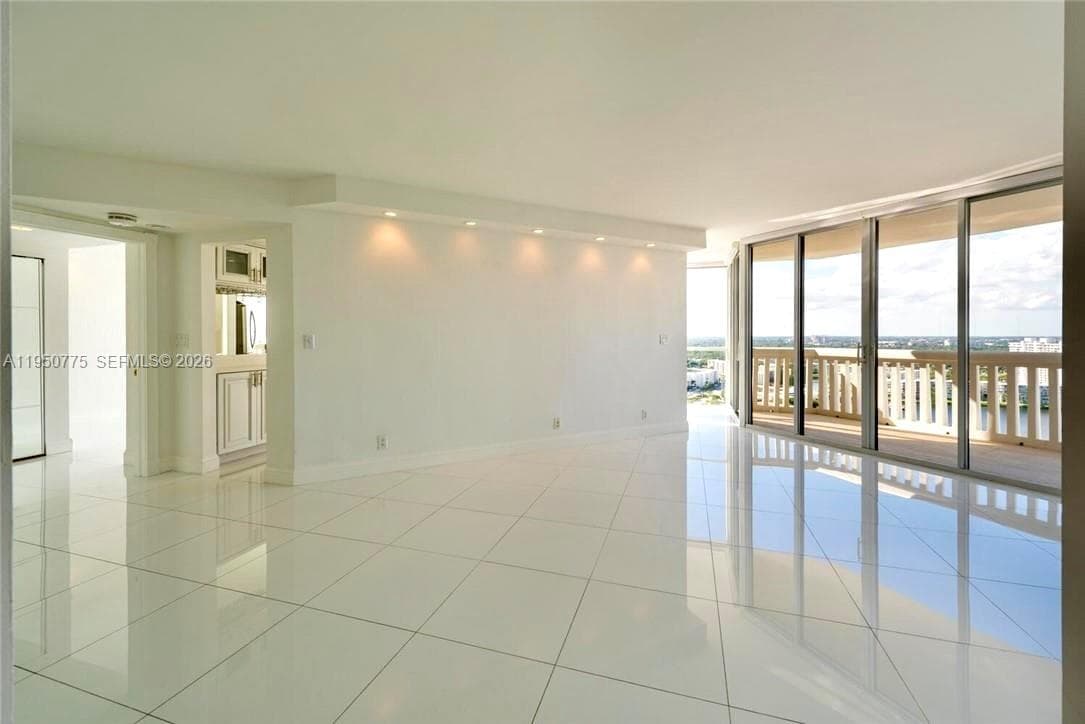1000 W Island Blvd # 2410, Aventura FL 33160 — 9