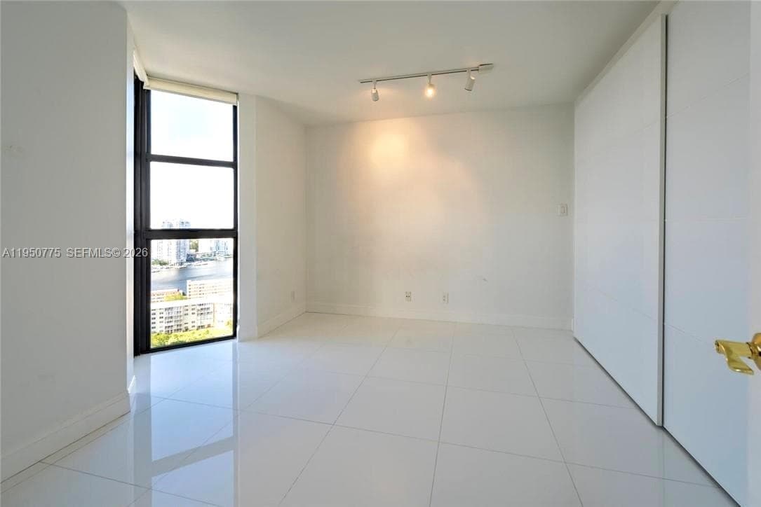 1000 W Island Blvd # 2410, Aventura FL 33160 — 24