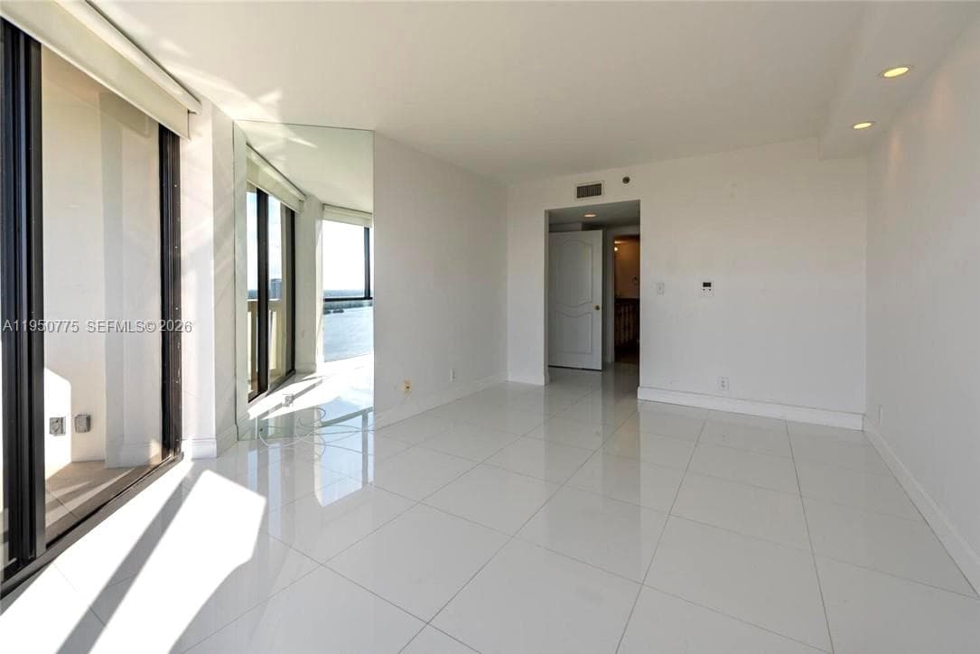 1000 W Island Blvd # 2410, Aventura FL 33160 — 18