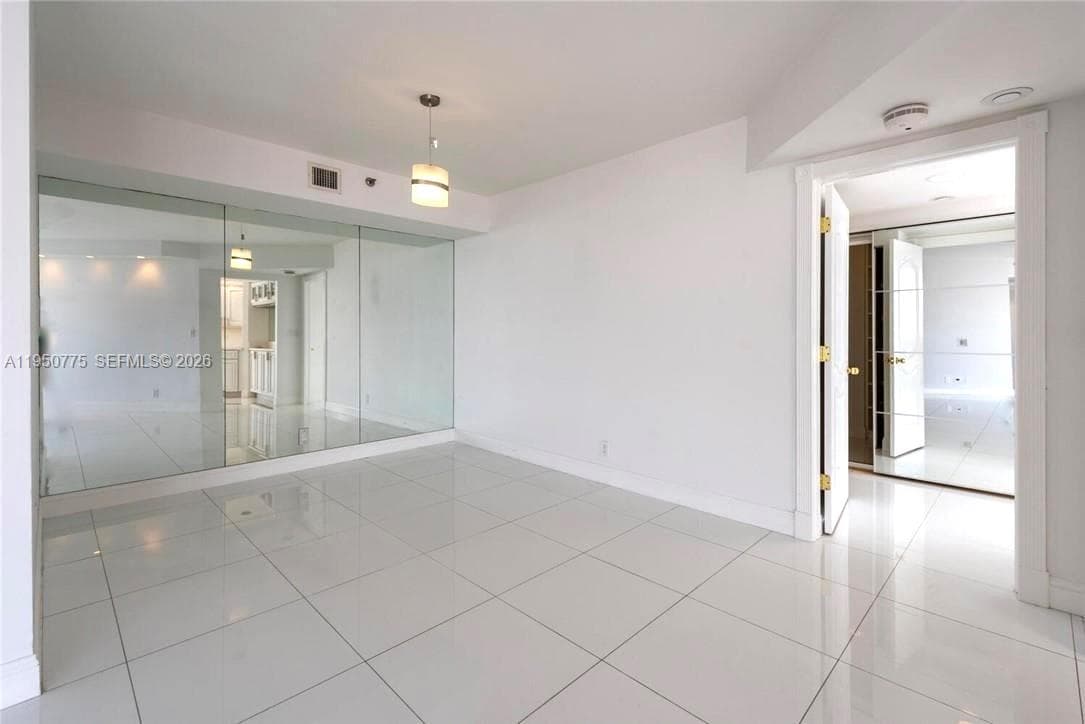 1000 W Island Blvd # 2410, Aventura FL 33160 — 11
