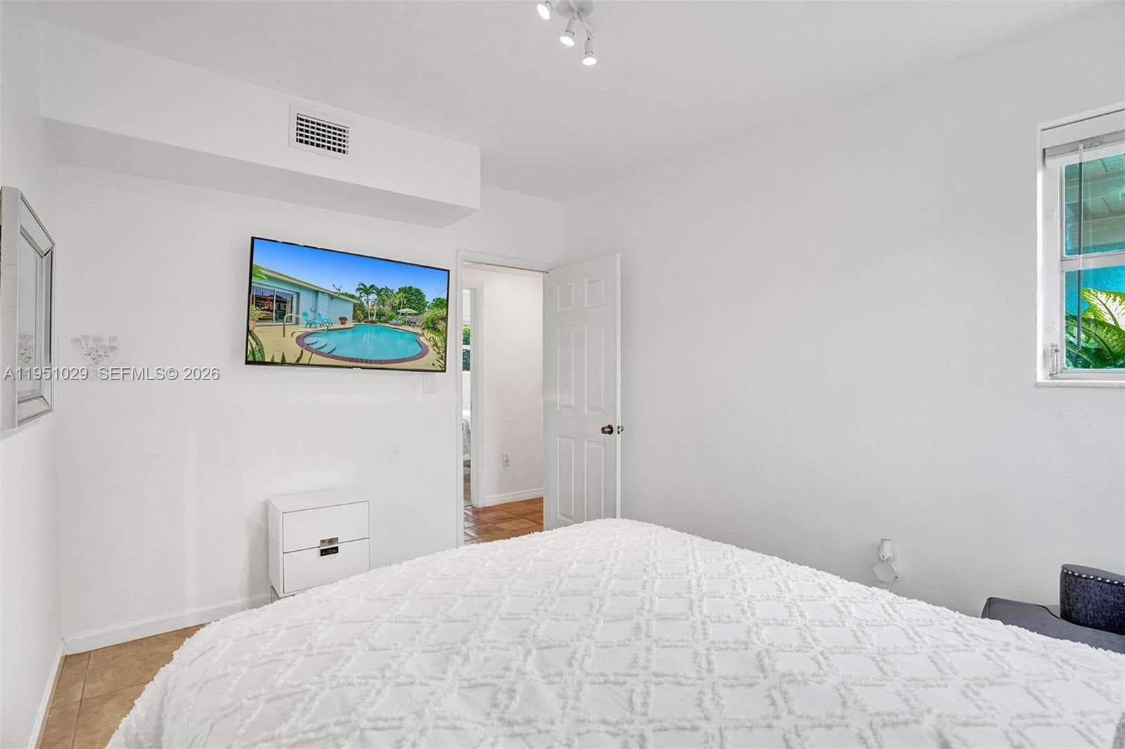 7525 W Treasure Dr, North Bay Village FL 33141 — 30