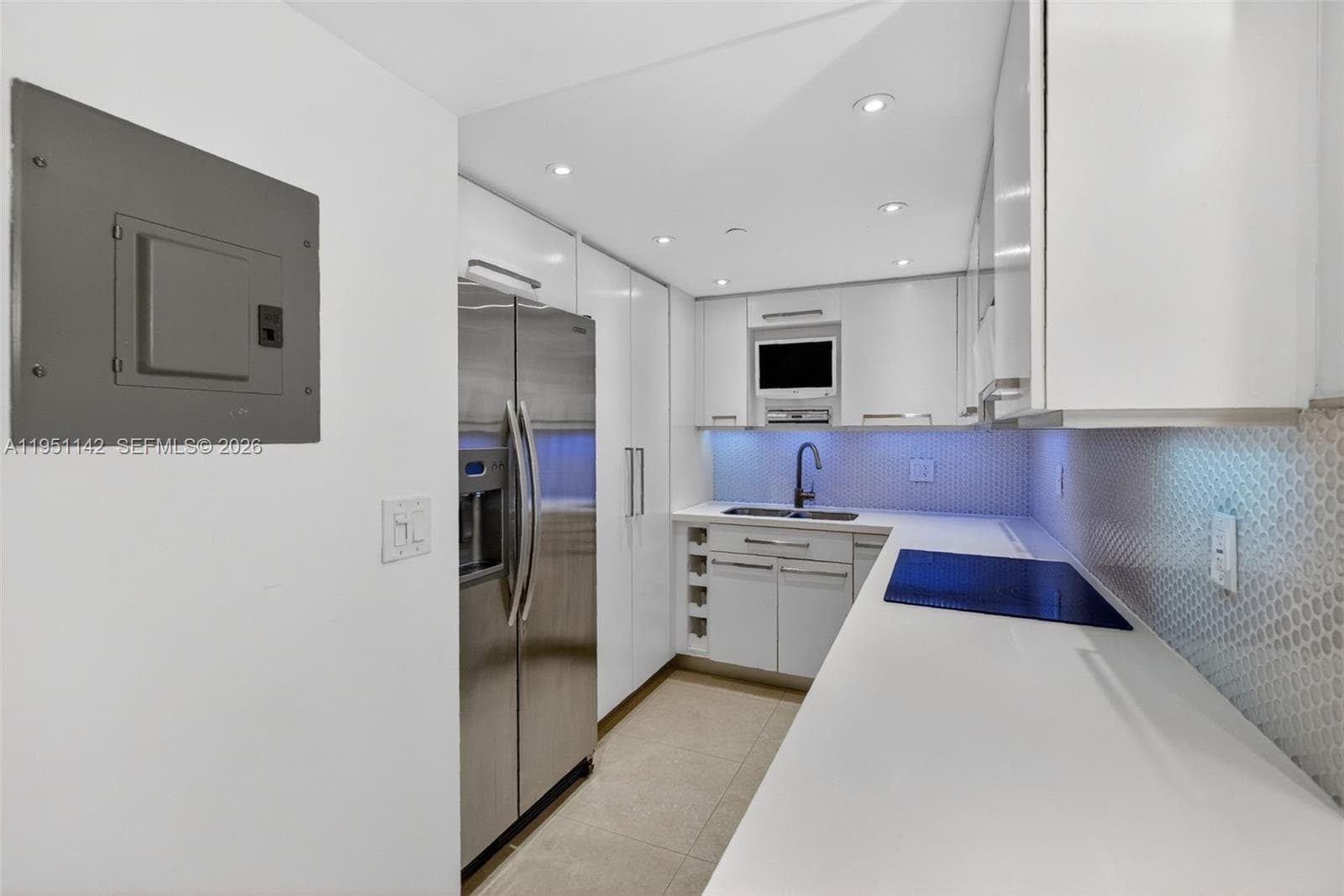2401 Collins Ave # 1110, Miami Beach FL 33140 — 2