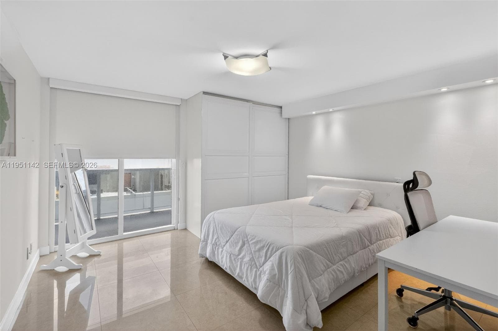 2401 Collins Ave # 1110, Miami Beach FL 33140 — 18
