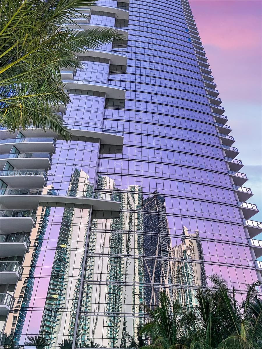 851 NE 1st Ave # 3411, Miami FL 33132 — 33