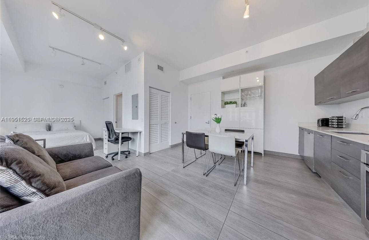 151 SE 1st St # 1706, Miami FL 33131 — 4
