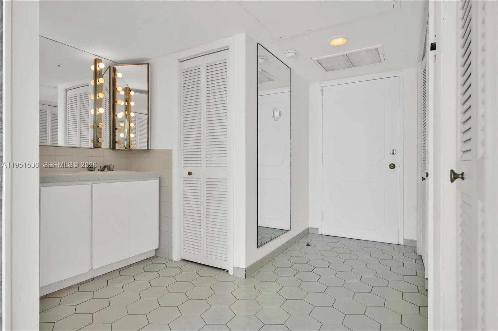 11111 Biscayne Blvd # 21C, Miami FL 33181 — 11