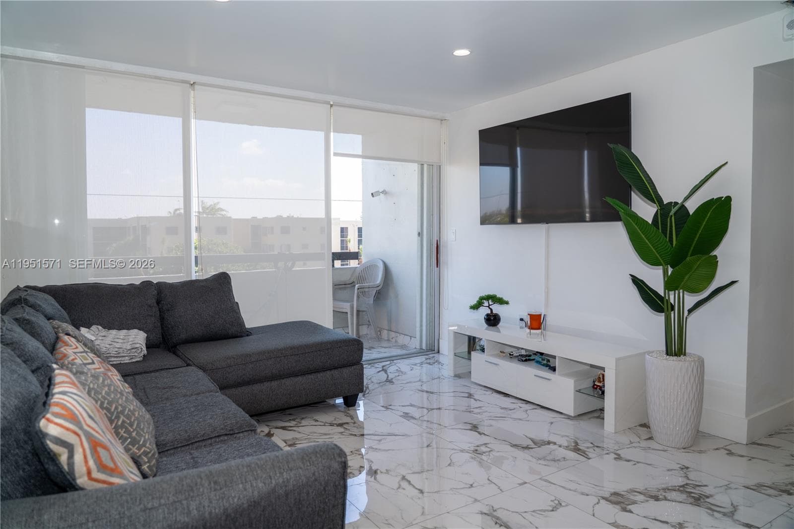 854 NW 87th Ave # 405, Miami FL 33172 — 2