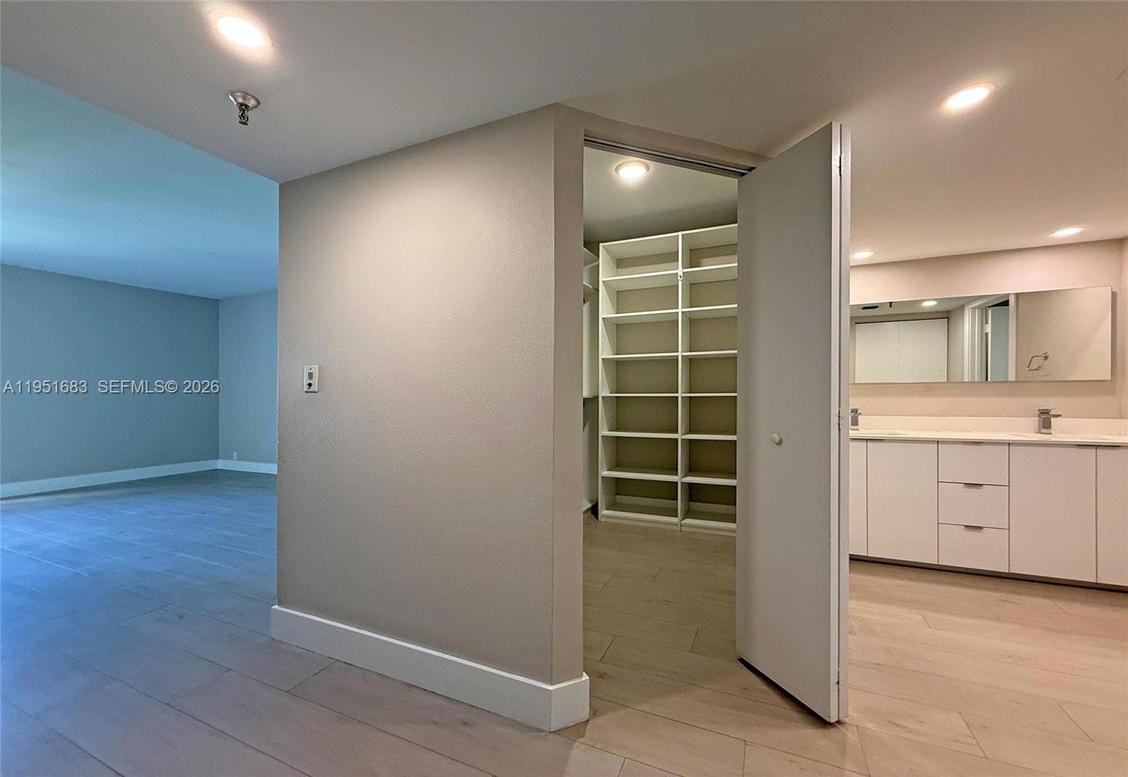 520 Brickell Key Dr # A1010, Miami FL 33131 — 25