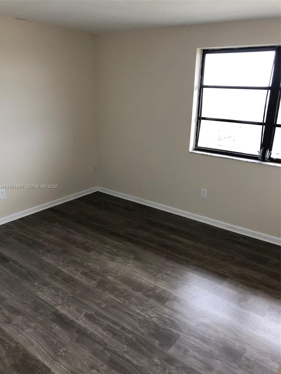 20840 San Simeon Way # 702, Miami FL 33179 — 24