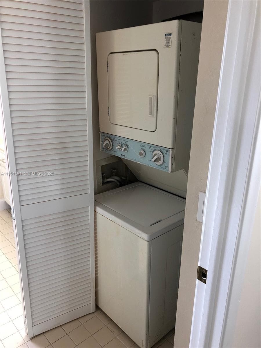 20840 San Simeon Way # 702, Miami FL 33179 — 21