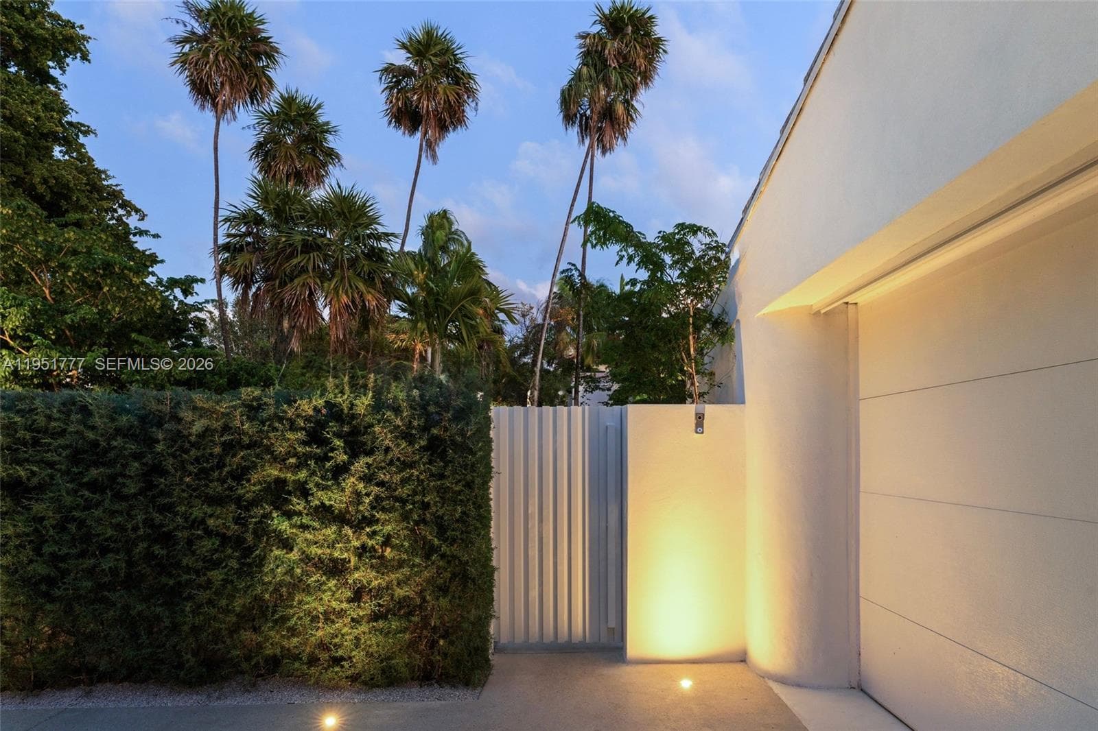 3325 Pine Tree Dr, Miami Beach FL 33140 — 18
