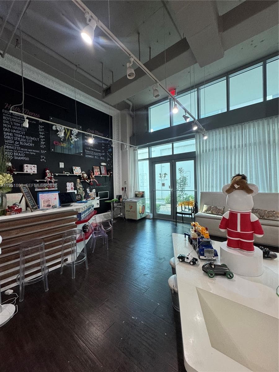 000 NE Confidential, Miami FL 33137 — 15