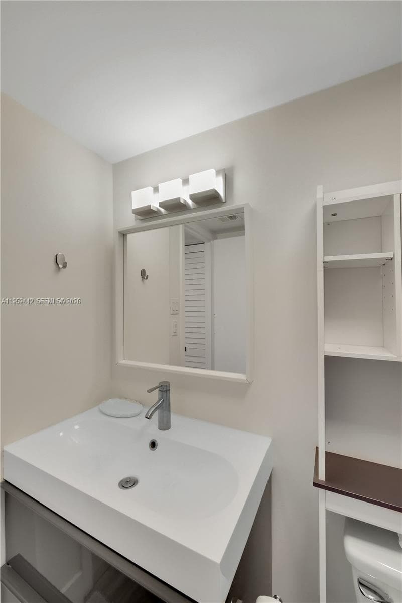 100 Bayview Dr # 1008, Sunny Isles Beach FL 33160 — 28