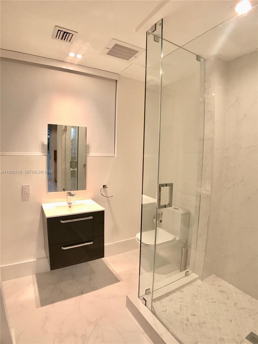 50 S Pointe Dr, Miami Beach FL 33139 — 16