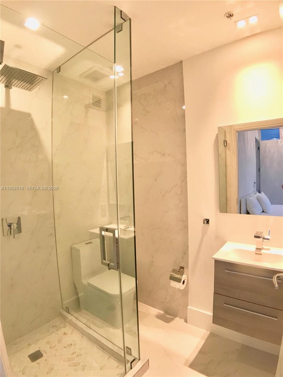 50 S Pointe Dr, Miami Beach FL 33139 — 19