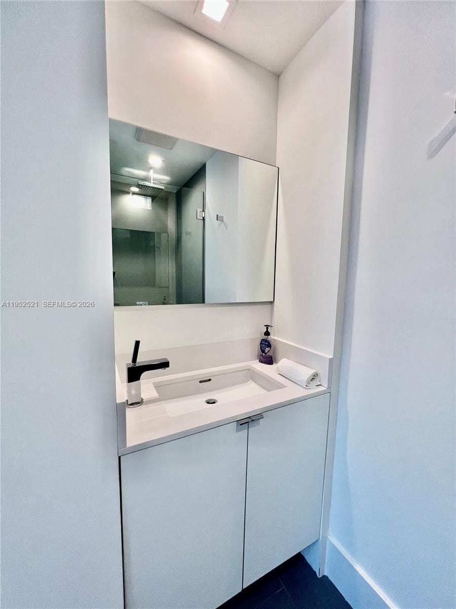 50 S Pointe Dr, Miami Beach FL 33139 — 23