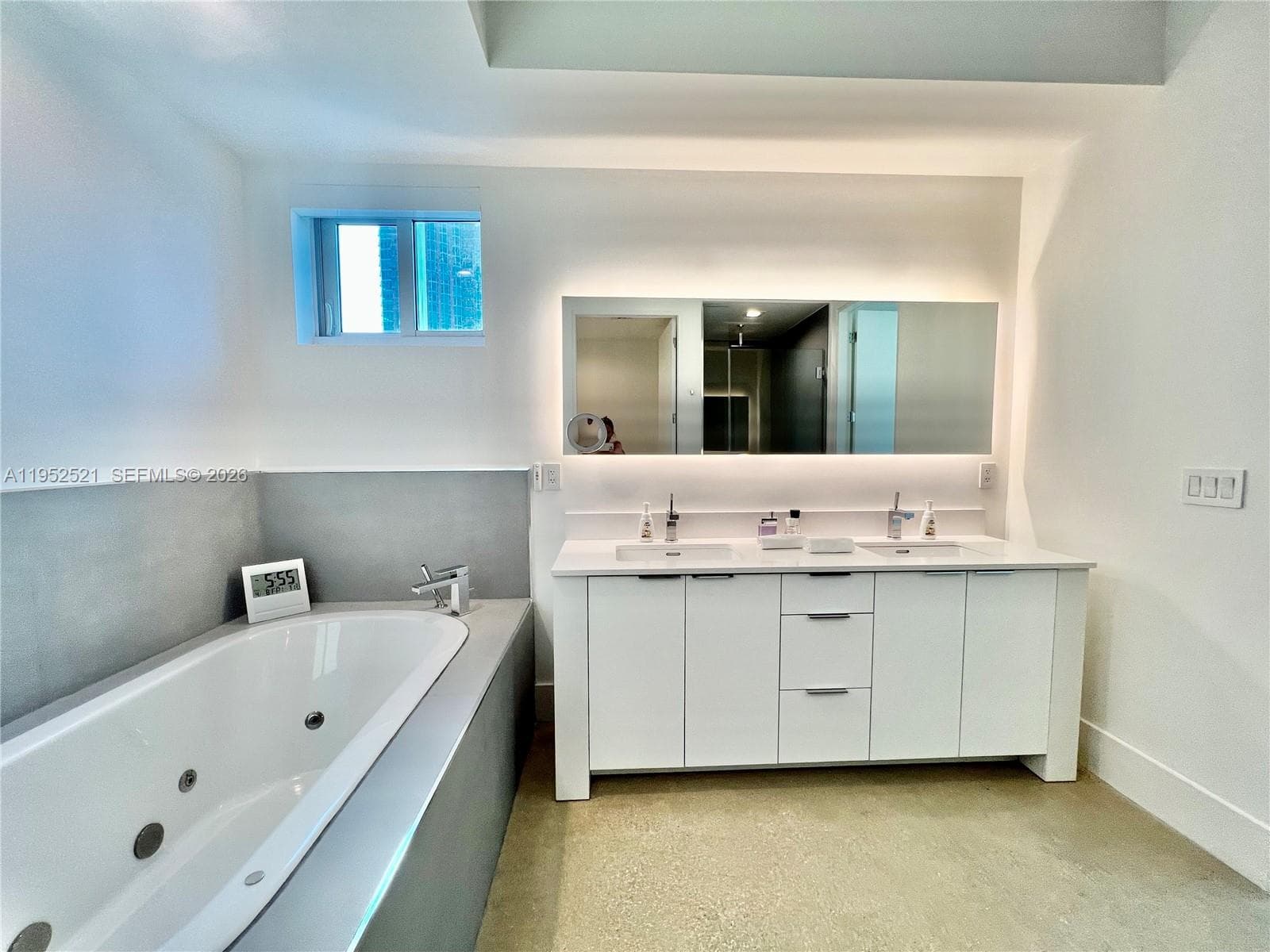 50 S Pointe Dr, Miami Beach FL 33139 — 8