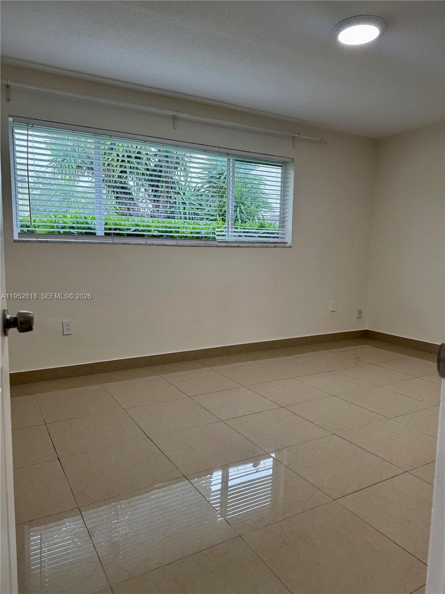 16453 NE 33rd Ave # 1, North Miami Beach FL 33160 — 11