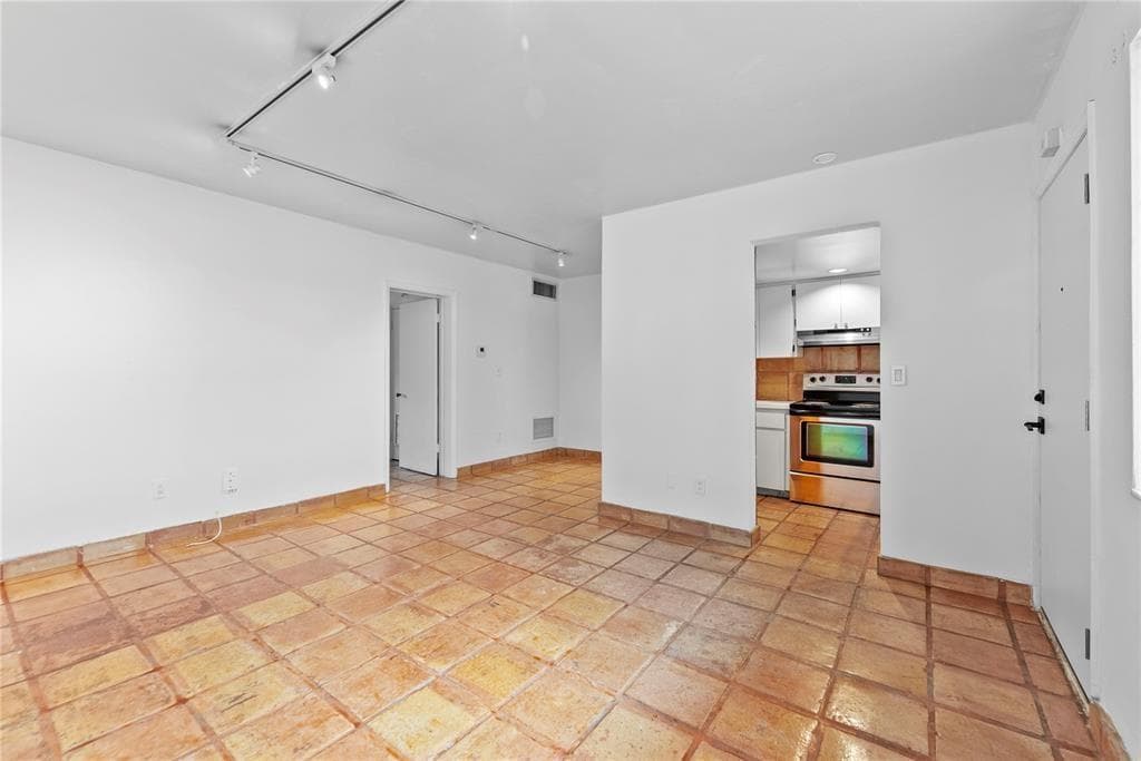 2924 Day Avenue # N211, Miami FL 33133 — 23