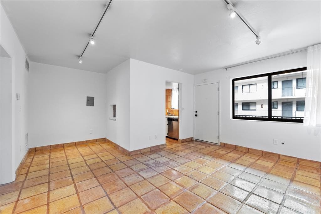 2924 Day Avenue # N211, Miami FL 33133 — 19