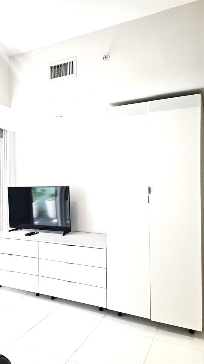 851 NE 1st Avenue # 306, Miami FL 33132 — 8