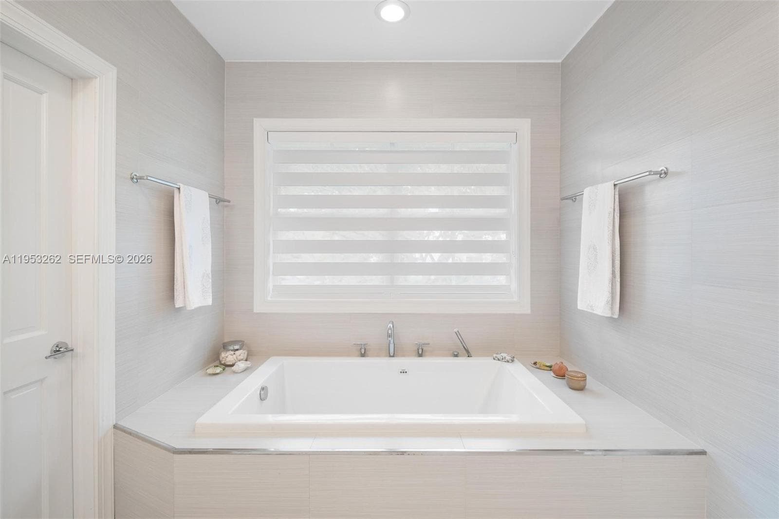 164 W Mashta Dr, Key Biscayne FL 33149 — 21