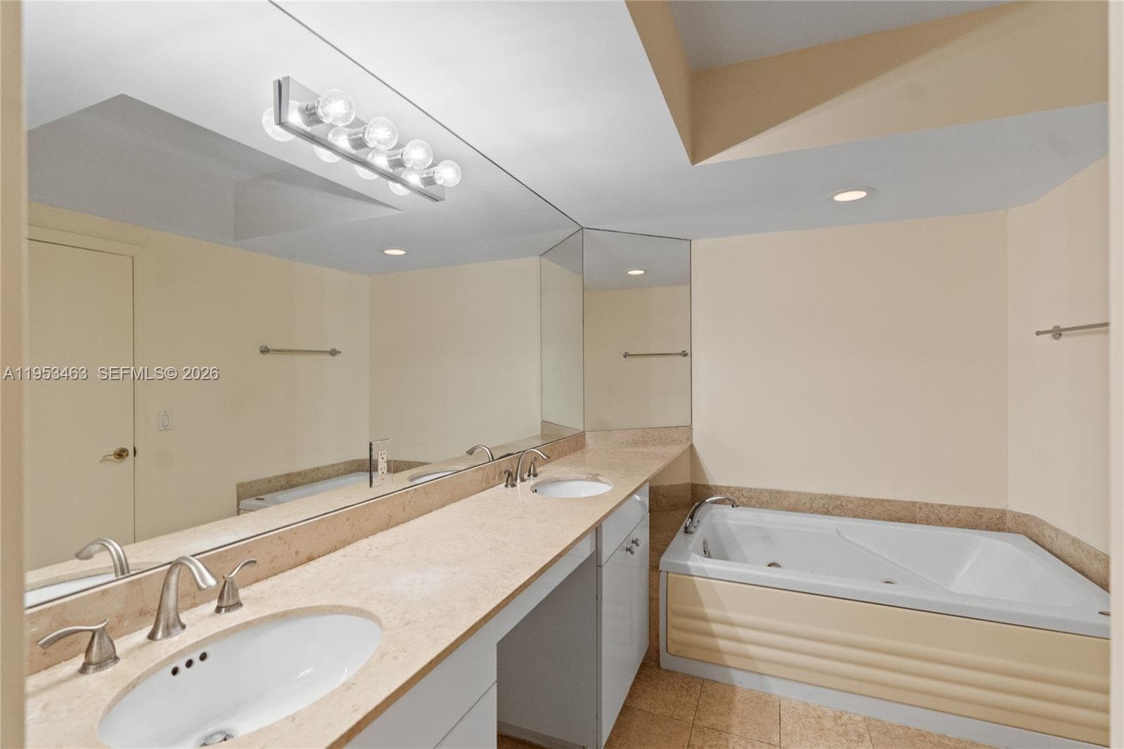 4775 Collins Ave # 507, Miami Beach FL 33140 — 25