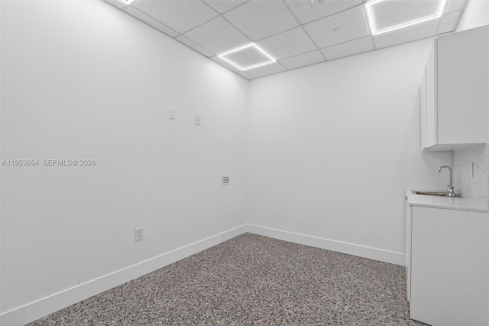 Beauty Salon Suites For Rent NOW Right In Front of FIU Publix Shopping, FL 33174 — 17