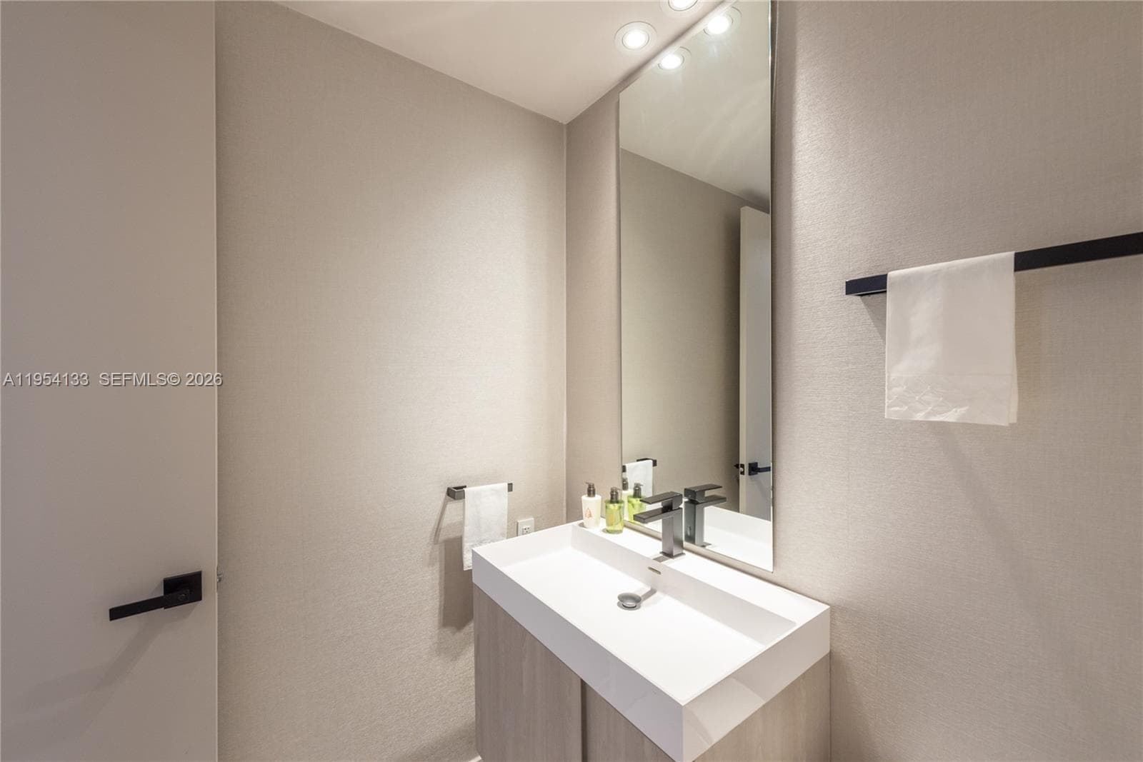 251 Crandon Blvd # 306, Key Biscayne FL 33149 — 17
