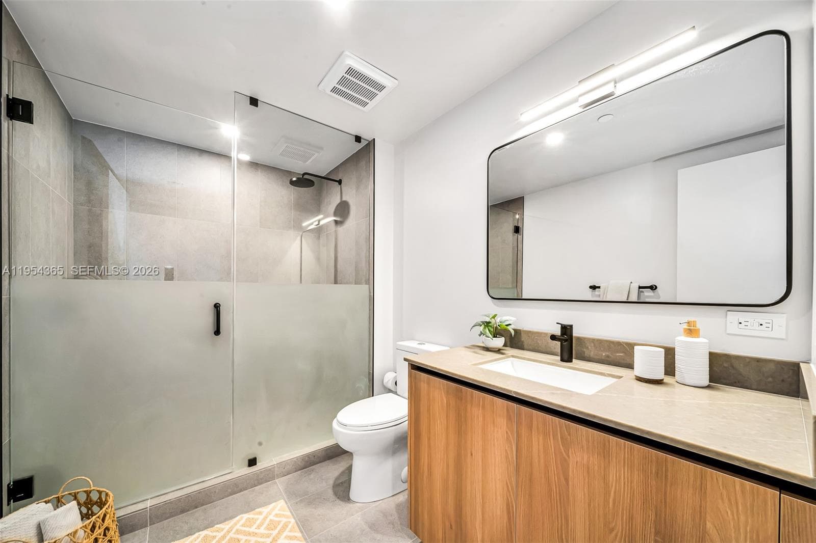 121 NE 5th St # 1608, Miami FL 33143 — 12