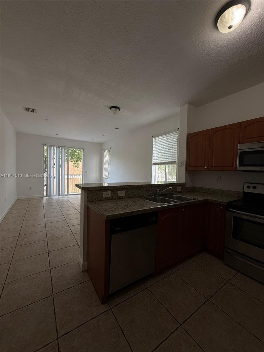 17640 NW 73rd Ave # 19, Hialeah FL 33015 — 5