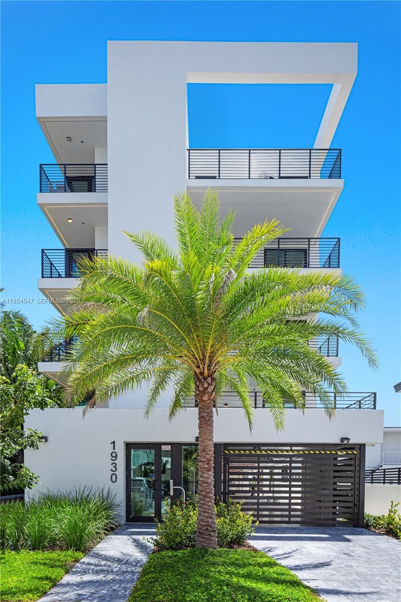 1930 Bay Dr Second Level Un # 1, Miami Beach FL 33141 — 1