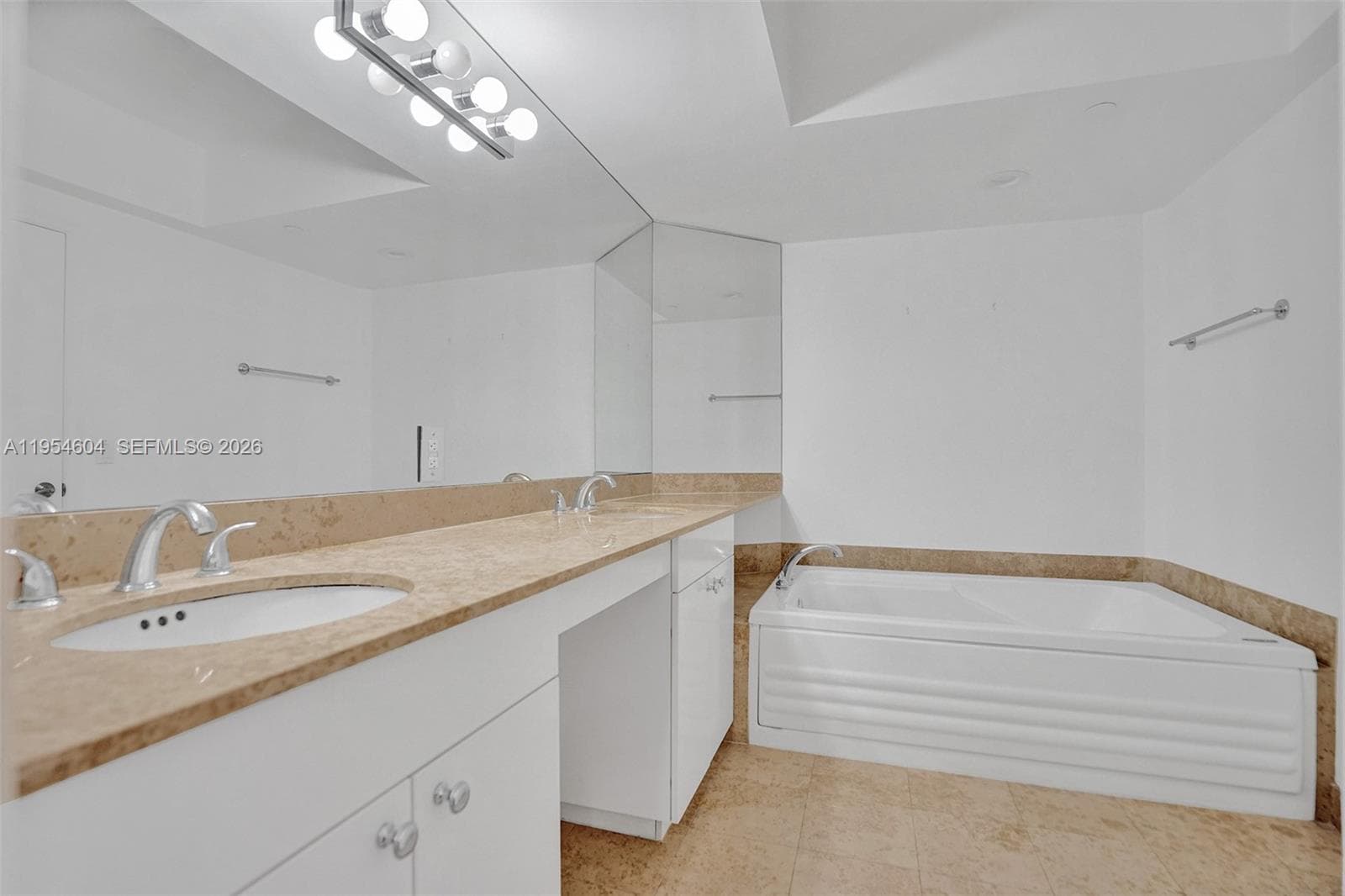 4775 Collins Ave # 3007, Miami Beach FL 33140 — 34