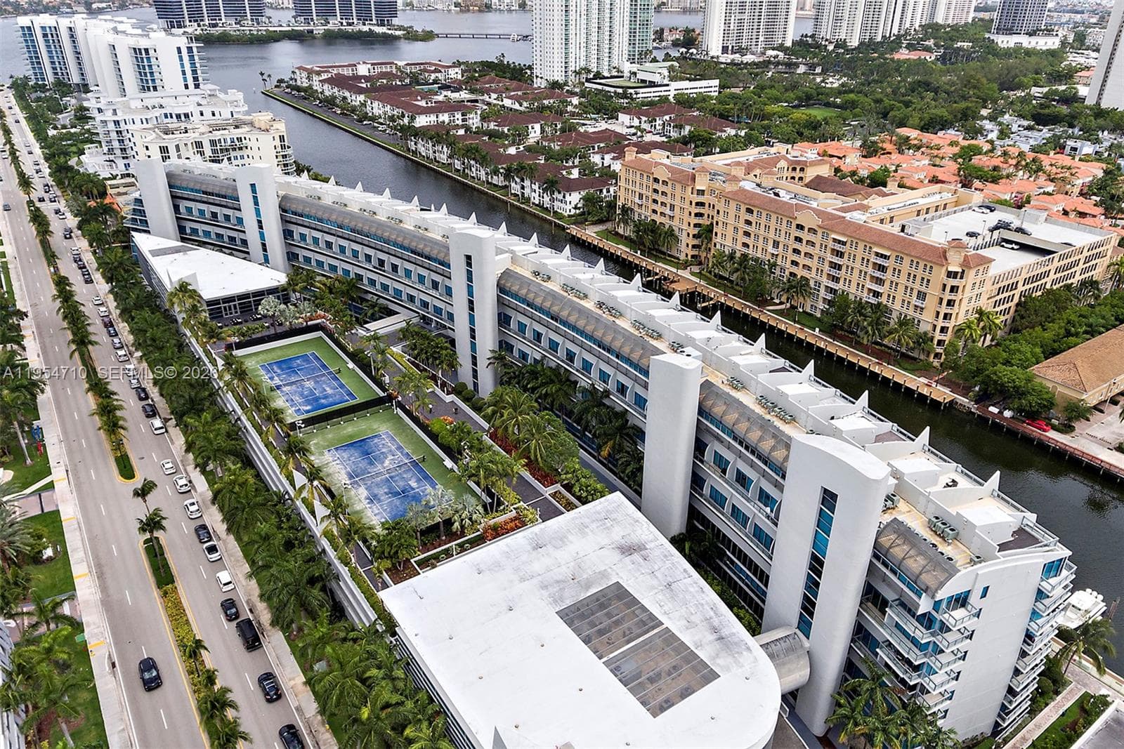 2950 NE 188th St # 302, Aventura FL 33180 — 76