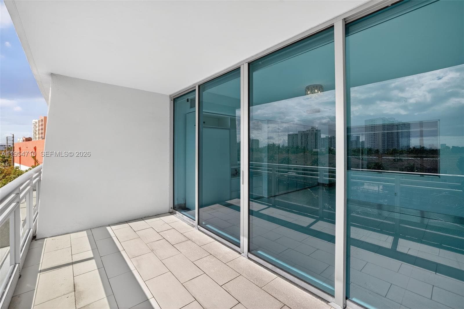 2950 NE 188th St # 302, Aventura FL 33180 — 3