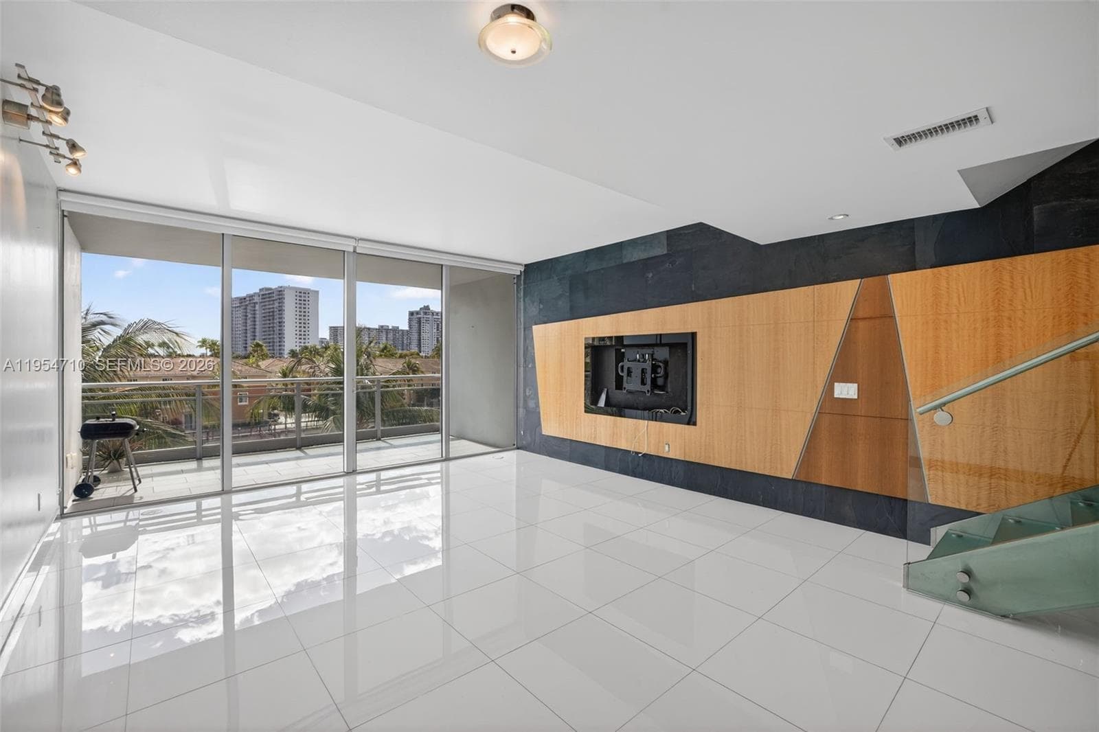 2950 NE 188th St # 302, Aventura FL 33180 — 24