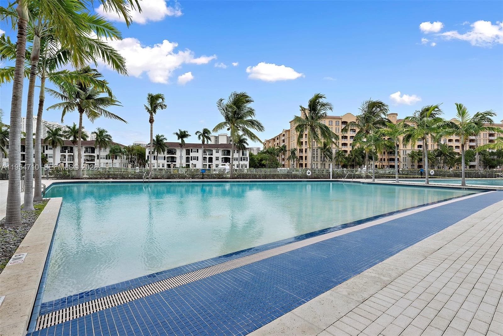 2950 NE 188th St # 302, Aventura FL 33180 — 79