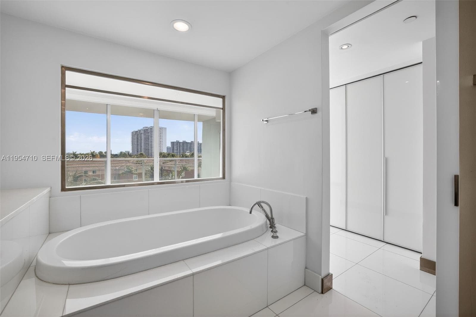 2950 NE 188th St # 302, Aventura FL 33180 — 44