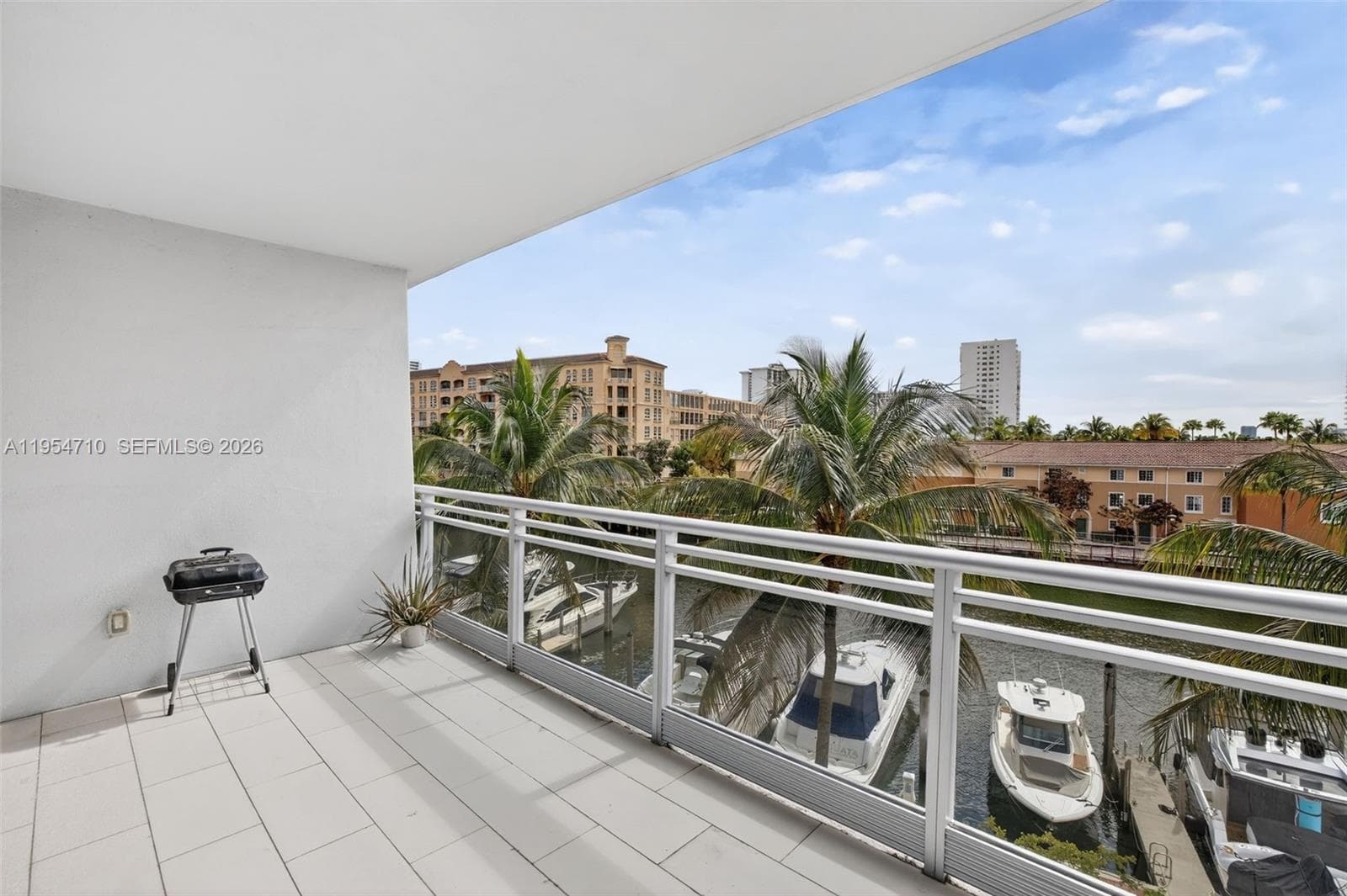 2950 NE 188th St # 302, Aventura FL 33180 — 29