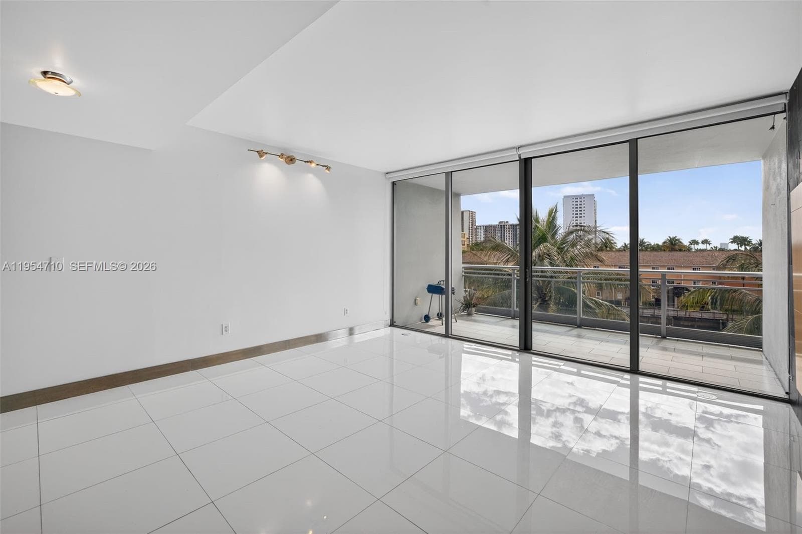 2950 NE 188th St # 302, Aventura FL 33180 — 25