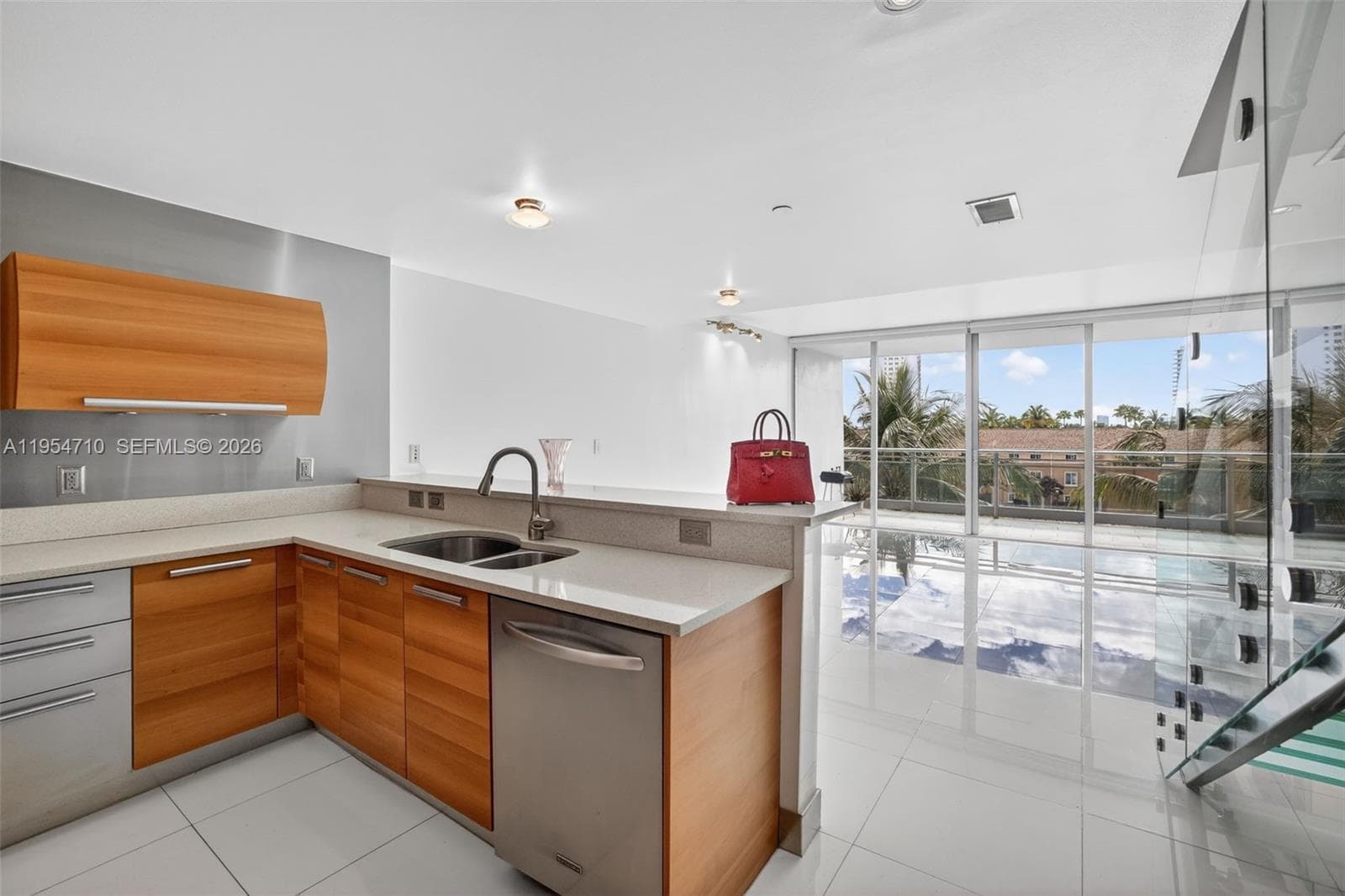 2950 NE 188th St # 302, Aventura FL 33180 — 21