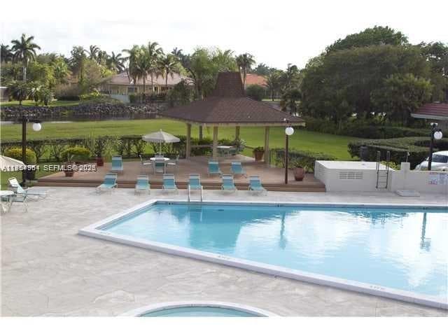 Village Of Kings Creek Co, Miami, FL — 12