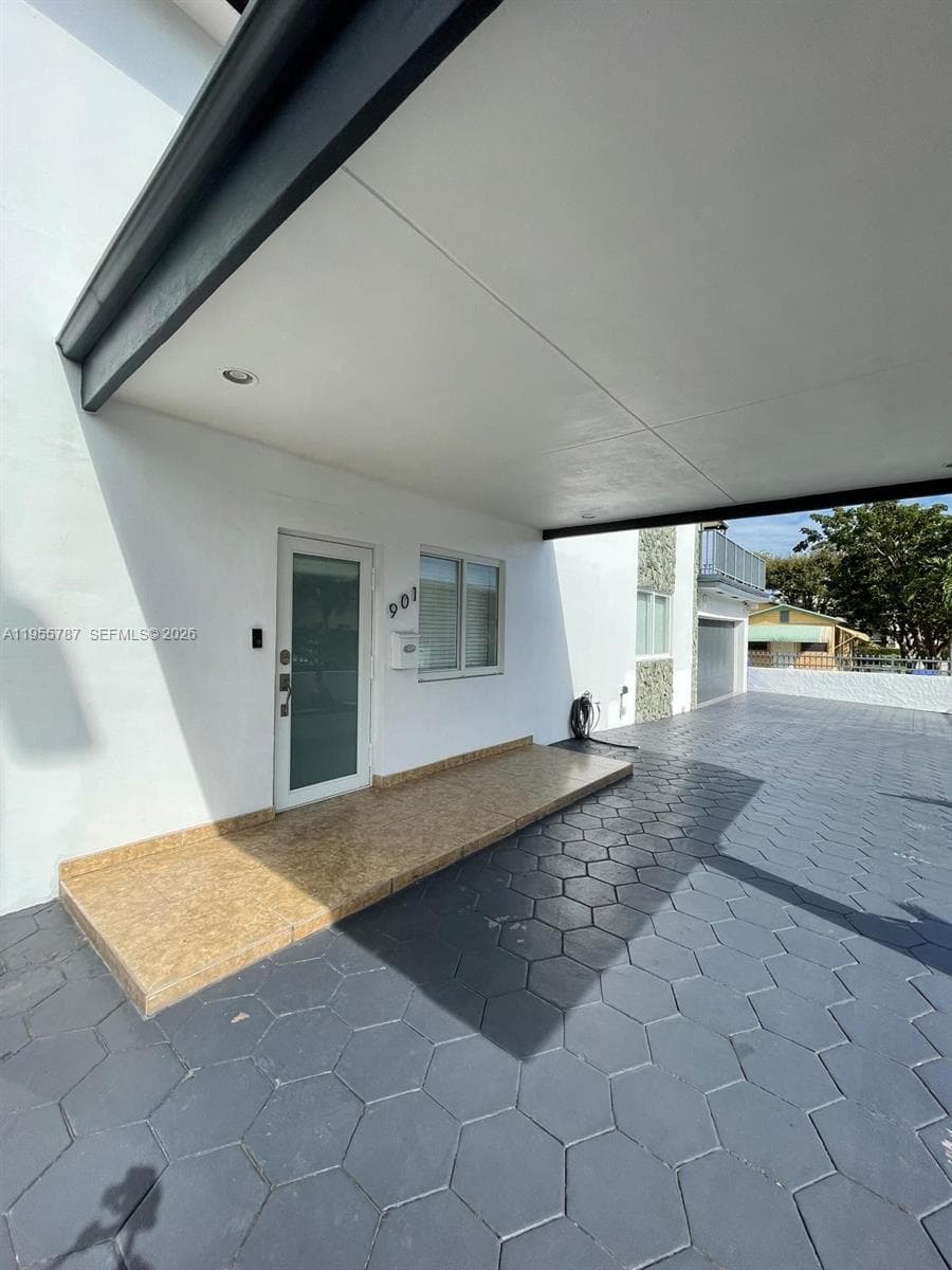 901 NW 22nd Pl, Miami FL 33125 — 2